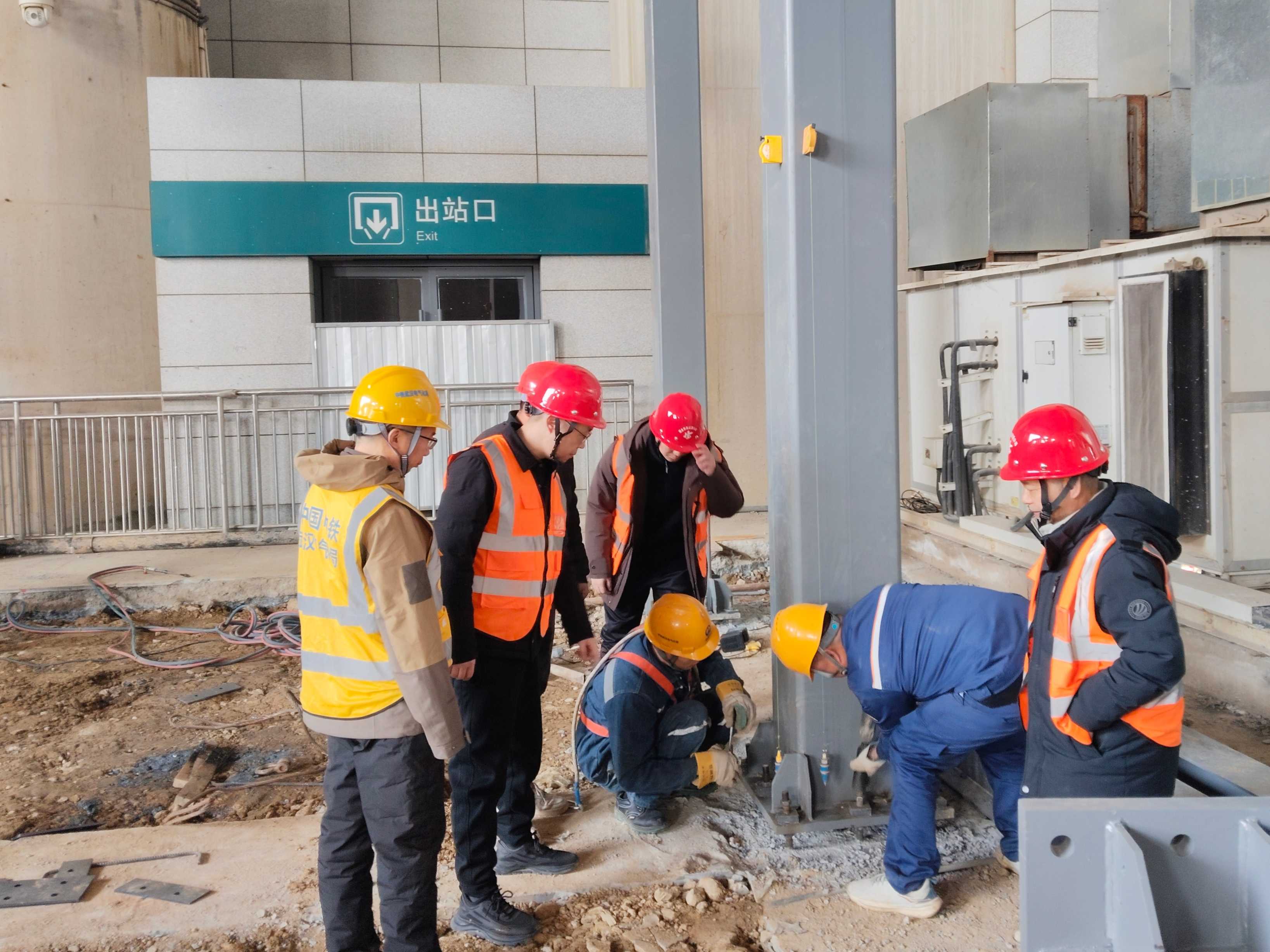 检查钢结构立柱脚螺栓 (2).jpg 开yun体育官网入口